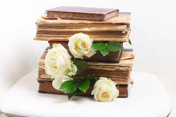 Livros antigos com flores — Fotografia de Stock