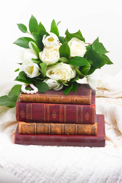 Libros viejos con flores — Foto de Stock