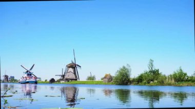 Hollanda yel değirmeni nehir suları üzerinde
