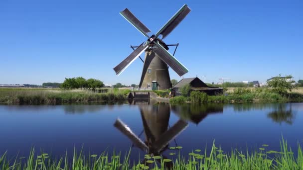 Hollanda yel değirmeni nehir suları üzerinde — Stok video