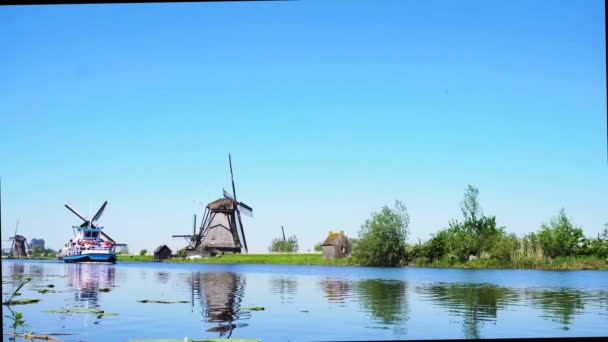 Moulin hollandais sur les eaux fluviales — Video