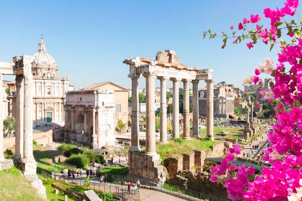 Foro - Ruinas romanas en Roma, Italia — Foto de Stock