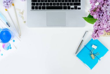 Düz yatıyordu ev ofis çalışma alanı