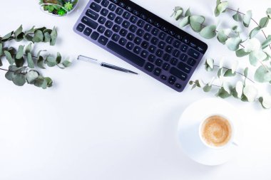 Düz yatıyordu ev ofis çalışma alanı