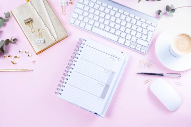 Düz yatıyordu ev ofis çalışma alanı