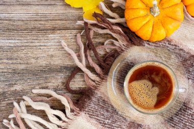 Sonbahar arkaplanından çıkar