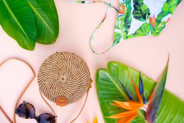 Yaz düz sahne beyaz tahtalar üzerinde yatıyordu.