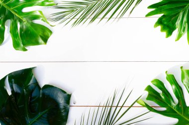 Yaz düz sahne beyaz tahtalar üzerinde yatıyordu.