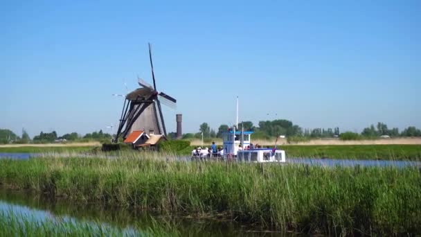 Molino de viento holandés sobre las aguas del río — Vídeos de Stock