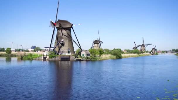 Hollandse windmolen boven rivierwater — Stockvideo