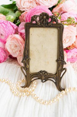 Pembe ve beyaz çiçek açan güller