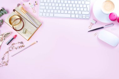 Düz yatıyordu ev ofis çalışma alanı