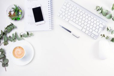 Düz yatıyordu ev ofis çalışma alanı