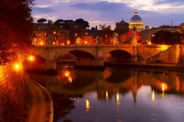 St. Peters Katedrali köprünün üzerinde.