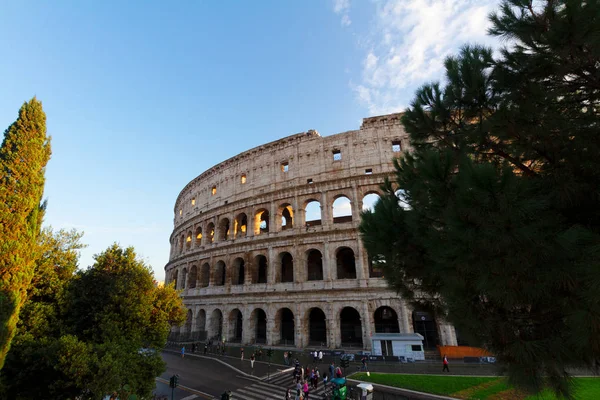 Coliseo al atardecer en Roma, Italia — Foto de Stock