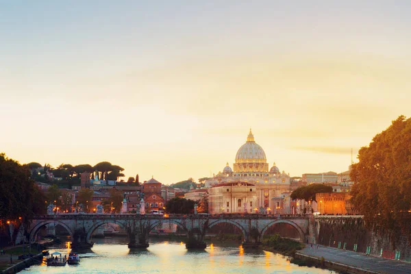 St. Peters Katedrali köprünün üzerinde. — Stok fotoğraf