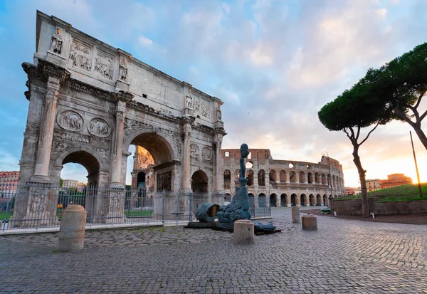 Coliseo y Arco de Constantino, Roma, Italia — Foto de Stock