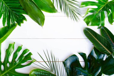 Yaz düz sahne beyaz tahtalar üzerinde yatıyordu.