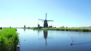 Hollanda yel değirmeni nehir suları üzerinde