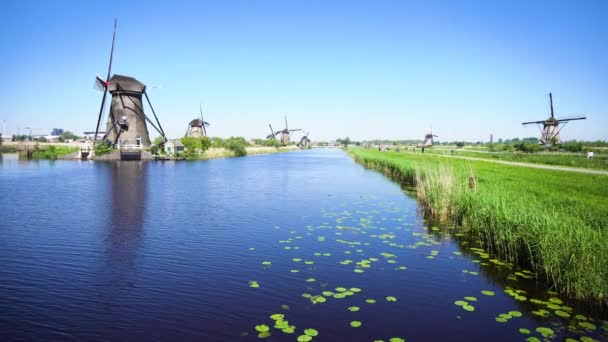 Голландський вітряк над річковими водами — стокове відео