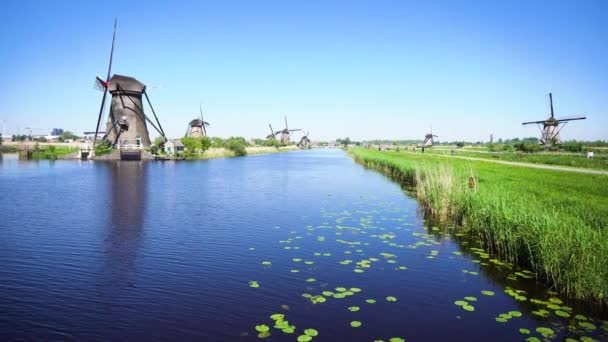 Molino de viento holandés sobre las aguas del río — Vídeos de Stock