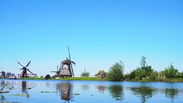 Dutch větrný mlýn nad říčními vodami — Stock video