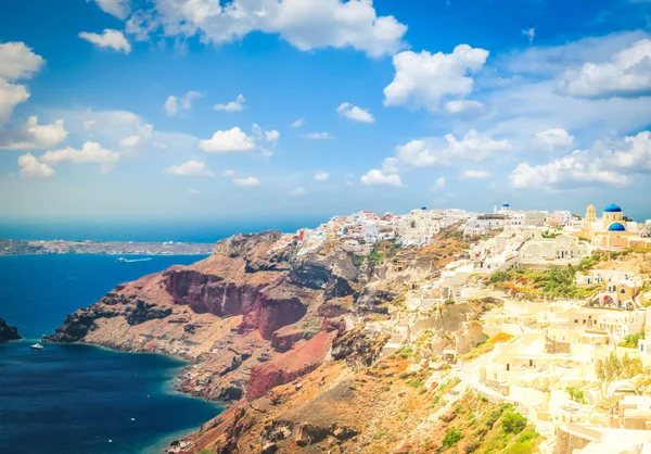 Oia, aldeia grega tradicional e mar de Aegan, Grécia — Fotografia de Stock