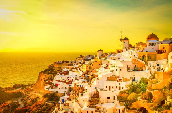 Väderkvarn i Oia vid solnedgången, Santorini — Stockfoto