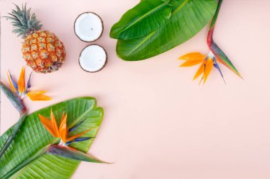 Yaz düz sahne beyaz tahtalar üzerinde yatıyordu.