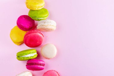 Bademli kurabiye kurabiye pembe üzerinde