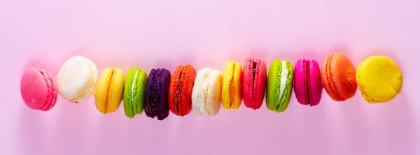 蛋白杏仁饼干饼干上粉红色 — 图库照片