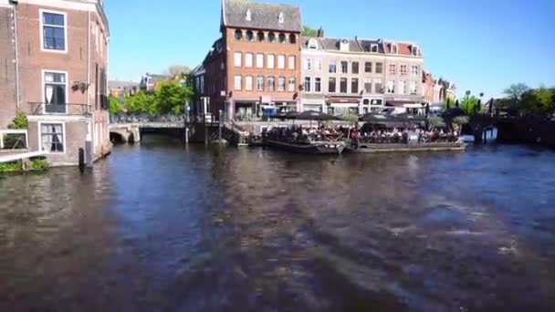Grachten van leiden in Nederland — Stockvideo