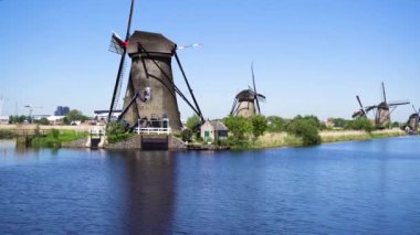 Hollanda yel değirmeni nehir suları üzerinde