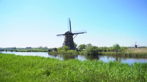 Molino de viento holandés sobre las aguas del río — Vídeo de stock