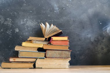 Bir yığın eski kitap.