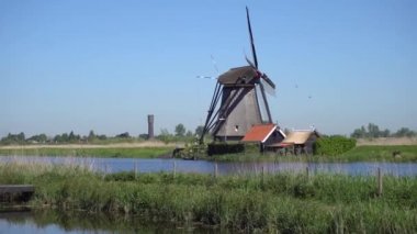 Hollanda yel değirmeni nehir suları üzerinde