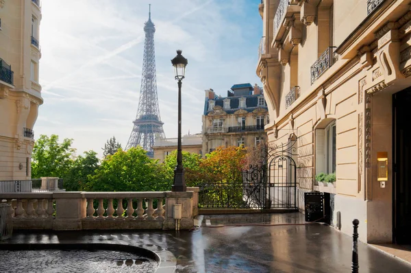 Tour eiffel y la calle Paris —  Fotos de Stock