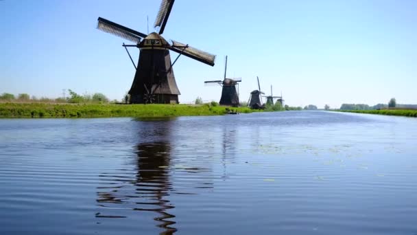 Molino de viento holandés sobre las aguas del río — Vídeo de stock