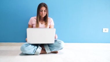 laptop ile çalışan kadınlar