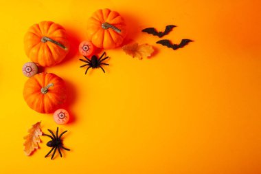 Turuncu arka planda Cadılar Bayramı sahnesi