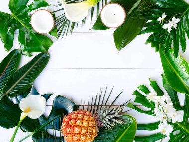 Yaz düz sahne beyaz tahtalar üzerinde yatıyordu.