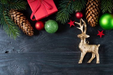 Altın madalyalarla bezenmiş Noel sahnesi