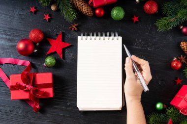 Altın madalyalarla bezenmiş Noel sahnesi