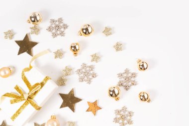 Altın madalyalarla bezenmiş Noel sahnesi