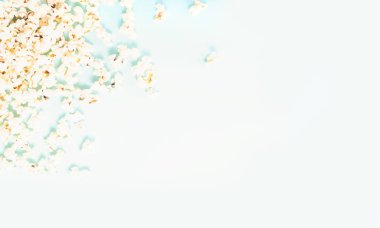 Sarı arka plan üzerine dağınık patlamış mısır