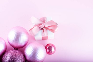 Pembe üzerine Noel süslemeleri