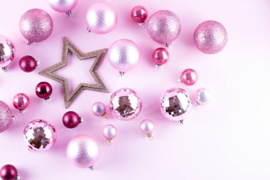 Pembe üzerine Noel süslemeleri