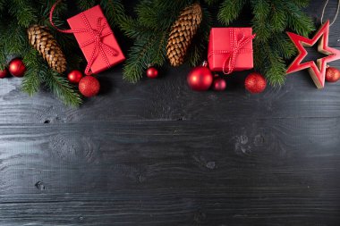 Altın madalyalarla bezenmiş Noel sahnesi