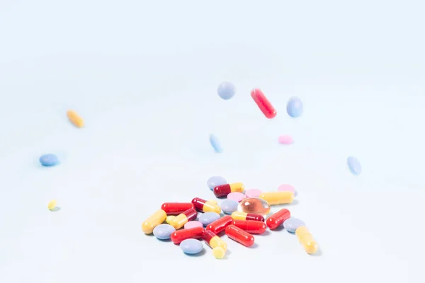 Stapel Pillen auf blauem Grund — Stockfoto
