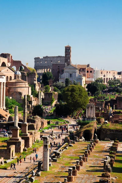 Foro - Ruinas romanas en Roma, Italia — Foto de Stock